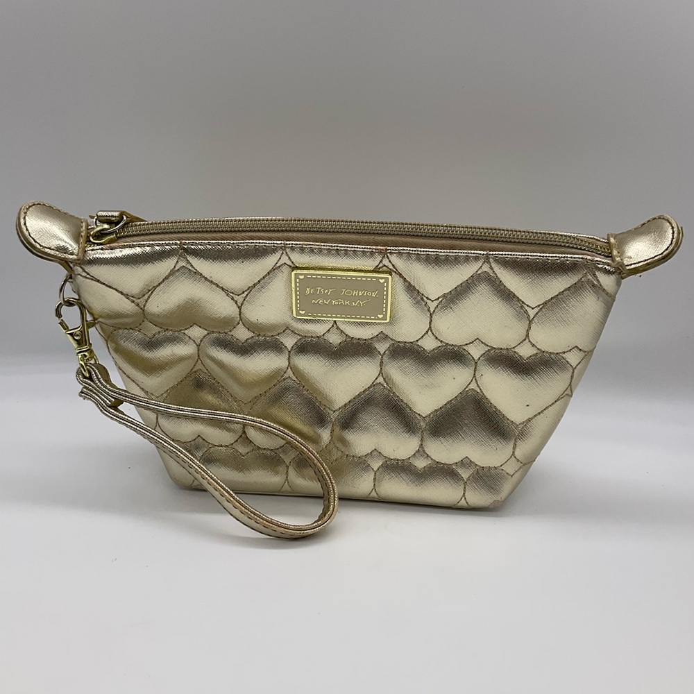 BETSEY JOHNSON GOLD QUILTED‎ HEART WRISTLET - Picture 3 of 6